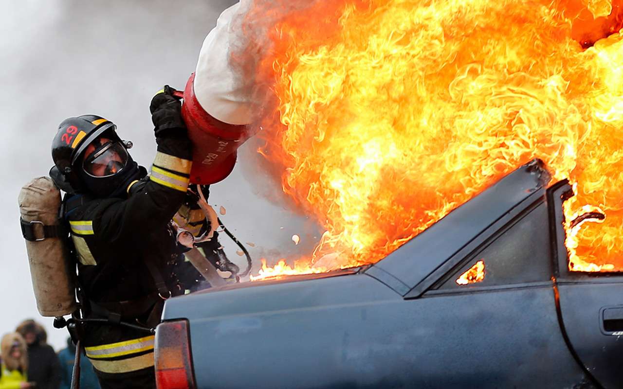 Три человека разбились в Tesla с автопилотом. Но его ведь еще нет!