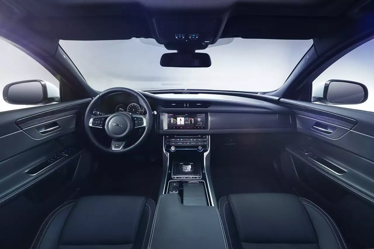 Новый бизнес-седан Jaguar XF показал свой салон (ВИДЕО)