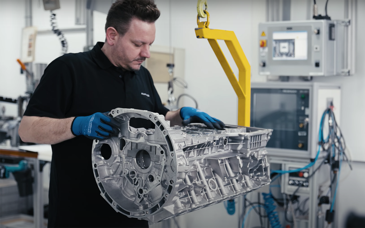 Сборку двигателей для этого автомобиля доверяют всего двум людям