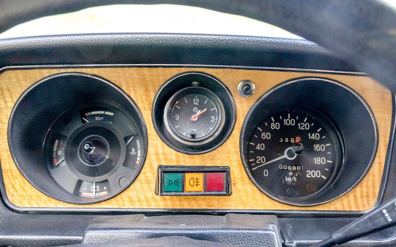 Комбинация приборов, отделанная под дерево, напоминает мерседесовскую. Круглый спидометр выглядел очень модно.