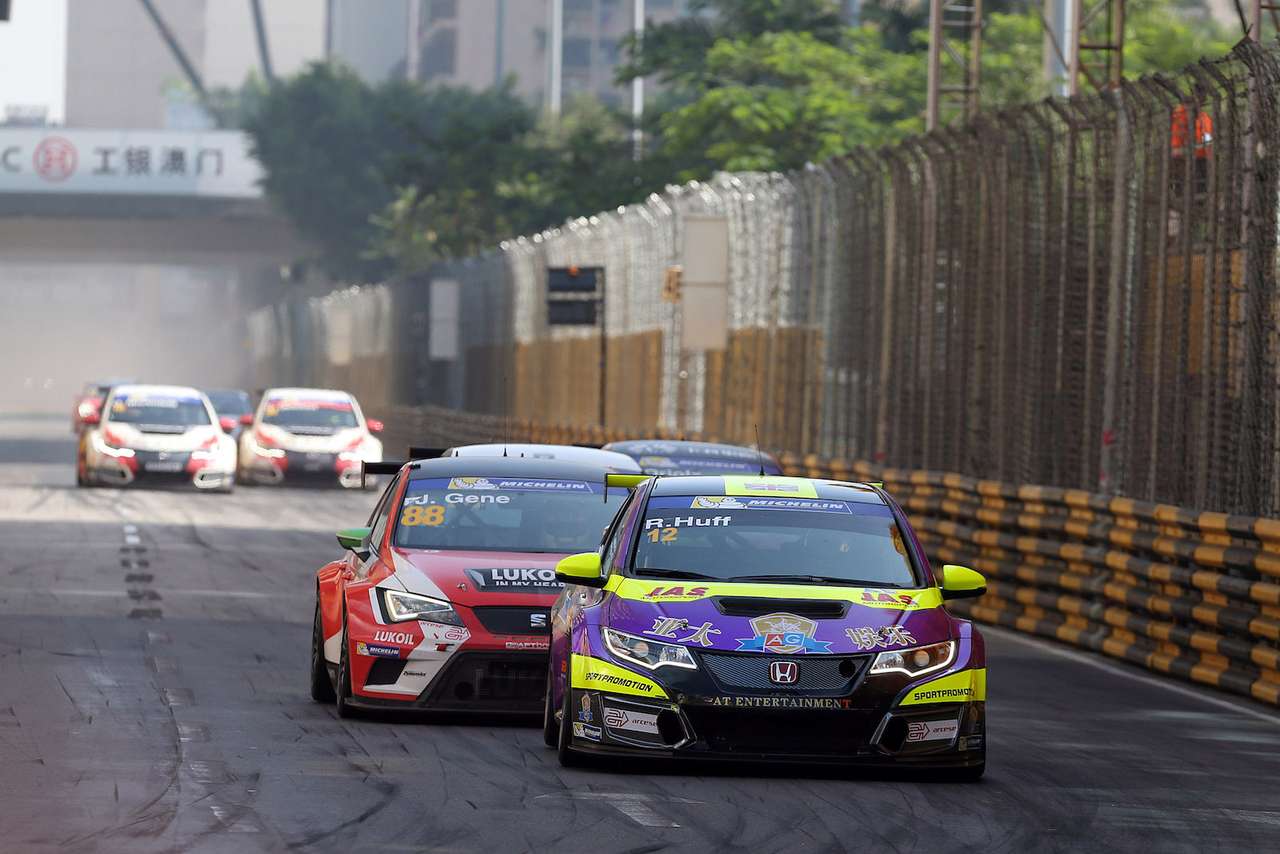 Роб Хафф лидирует в первом заезде