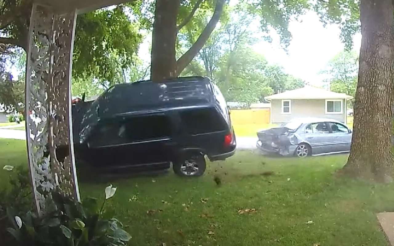 Ревнивец протаранил машину с парнем и девушкой - и бросился в погоню (видео)