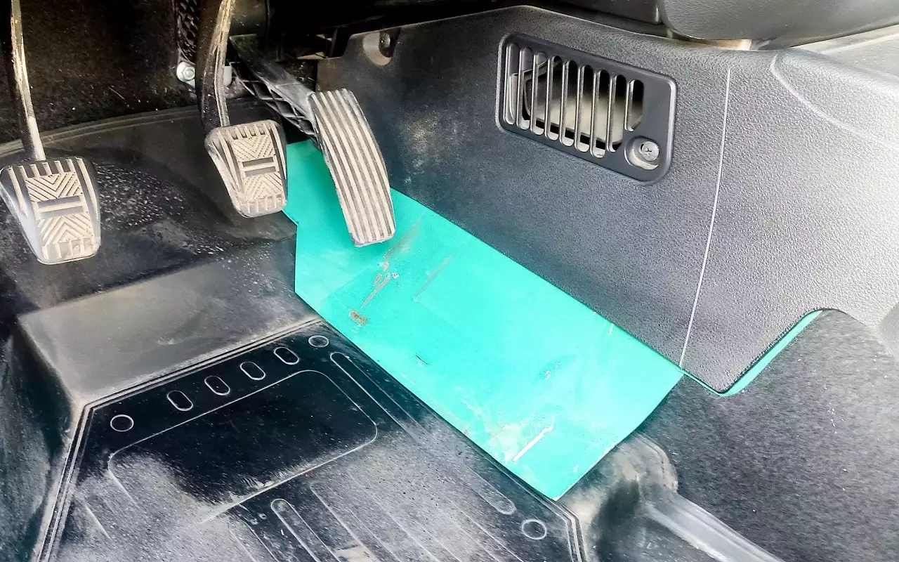 Защита ворсового покрытия в салоне автомобиля.