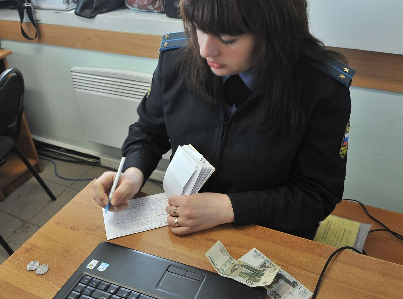 Судебный пристав выписывает квитанцию, во время совместного рейда с сотрудниками ДПС по выявлению граждан, не уплативших наибольшее количество административных штрафов в установленные КоАП  сроки