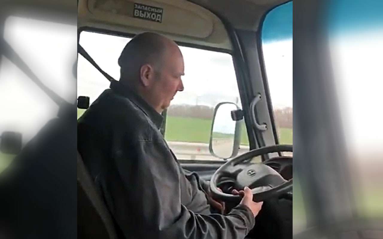 Водитель едва не заснул за рулем маршрутного такси