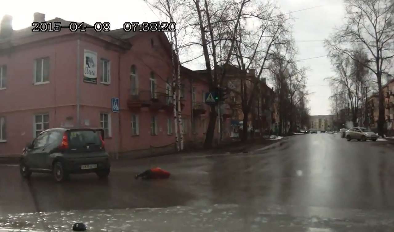 У мамаши-автомобилистки ребенок выпал из машины (ВИДЕО)