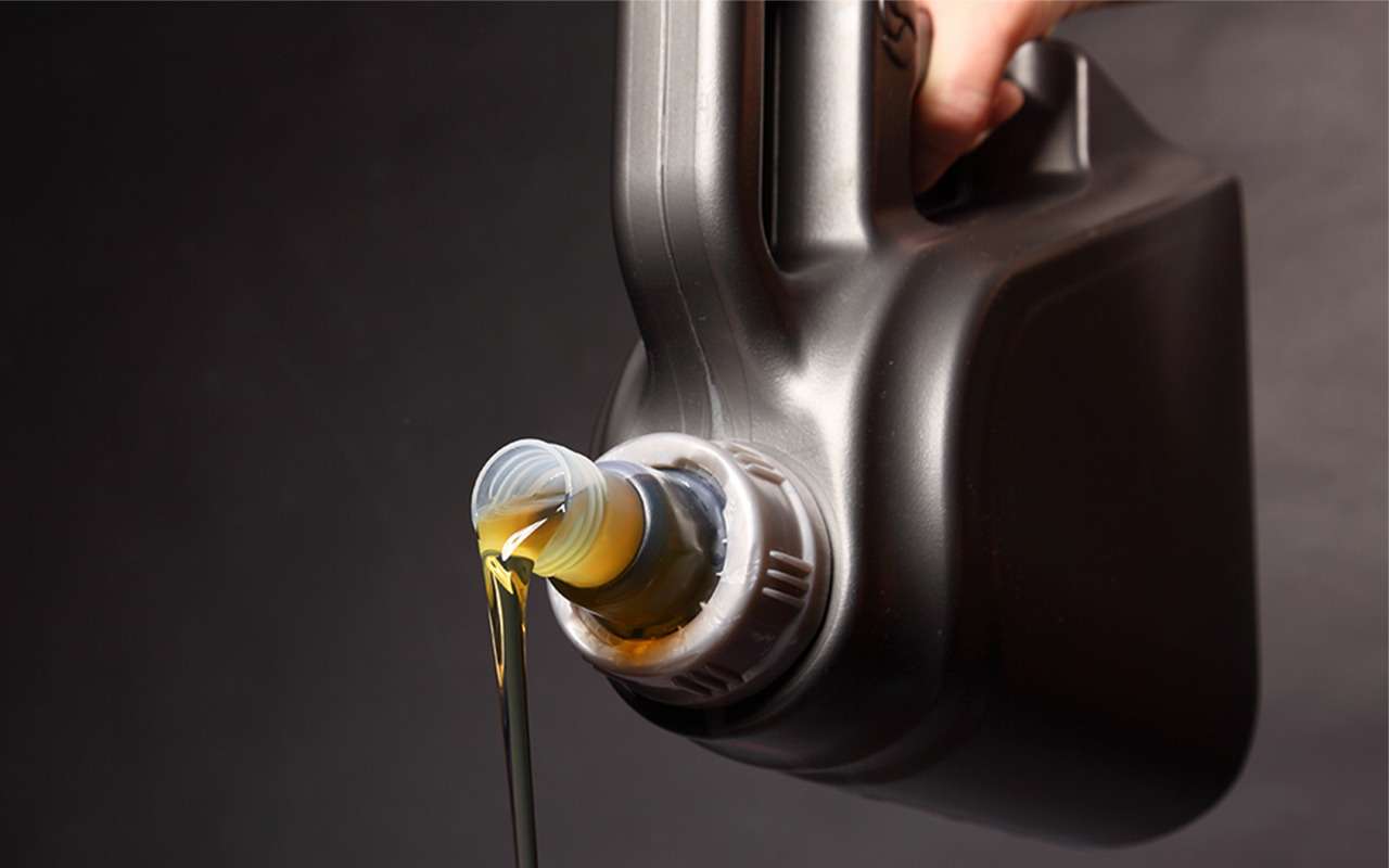 Гаишники стали брать взятки канистрами масла! Один попался