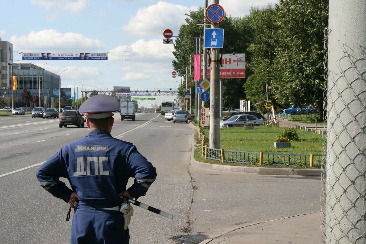 На выделенные полосы, кроме общественного транспорта, могут выезжать автомобили оперативных служб.