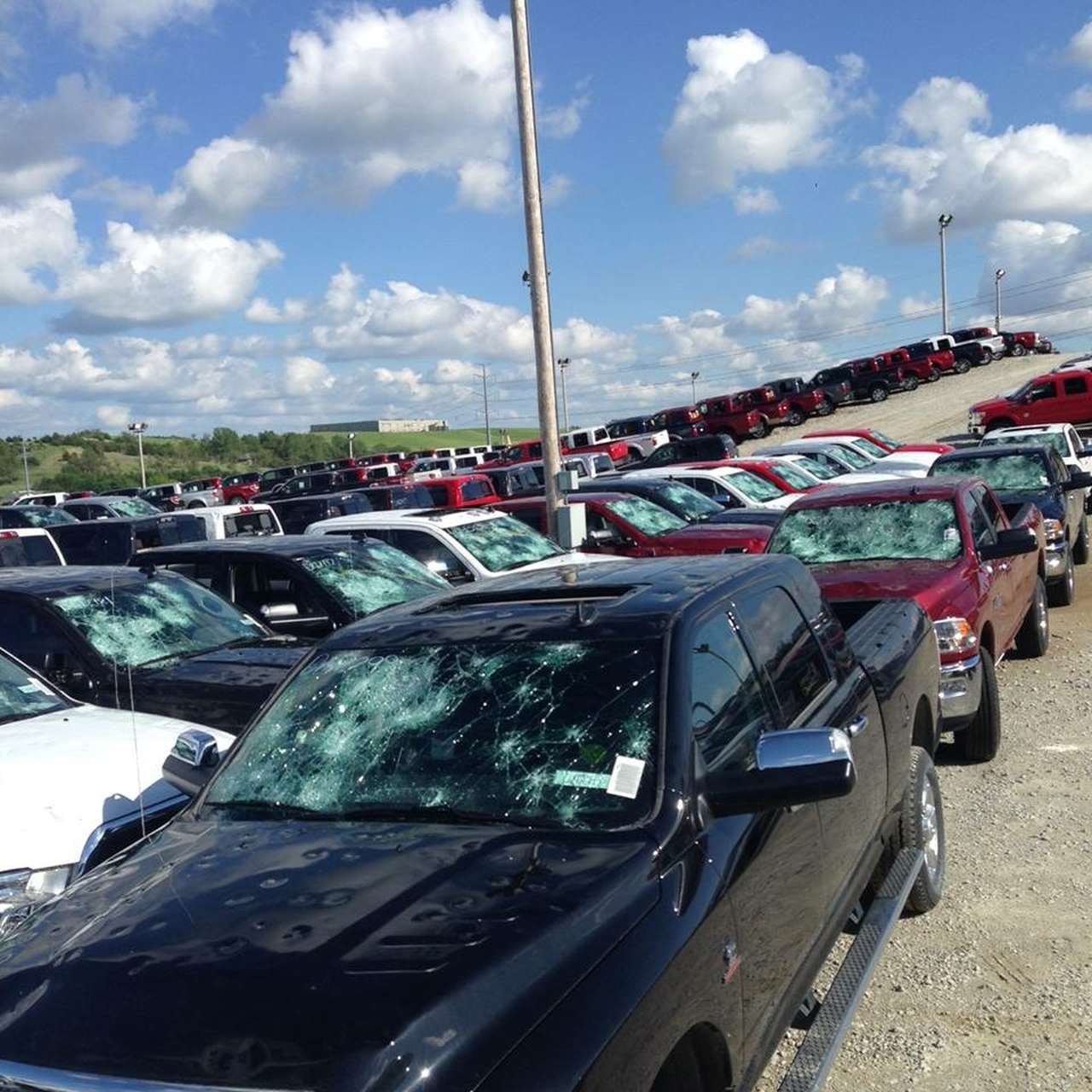 Град повредил 4500 автомобилей (видео)