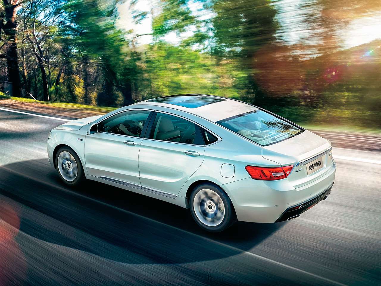 Ниспадающая линия крыши стилистически роднит GC9 с автомобилями гран-туризмо, но это четырехдверный седан. На некоторых рынках он будет продаваться как Emgrand GT.