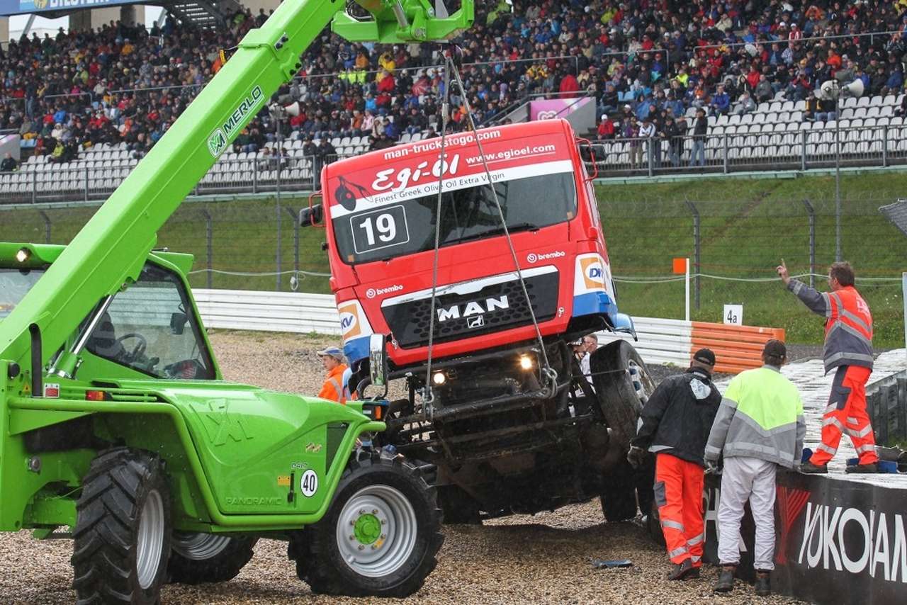 Бескомпромиссная контактная борьба не поощряется судьями, но без нее не обходится ни одна гонка чемпионата