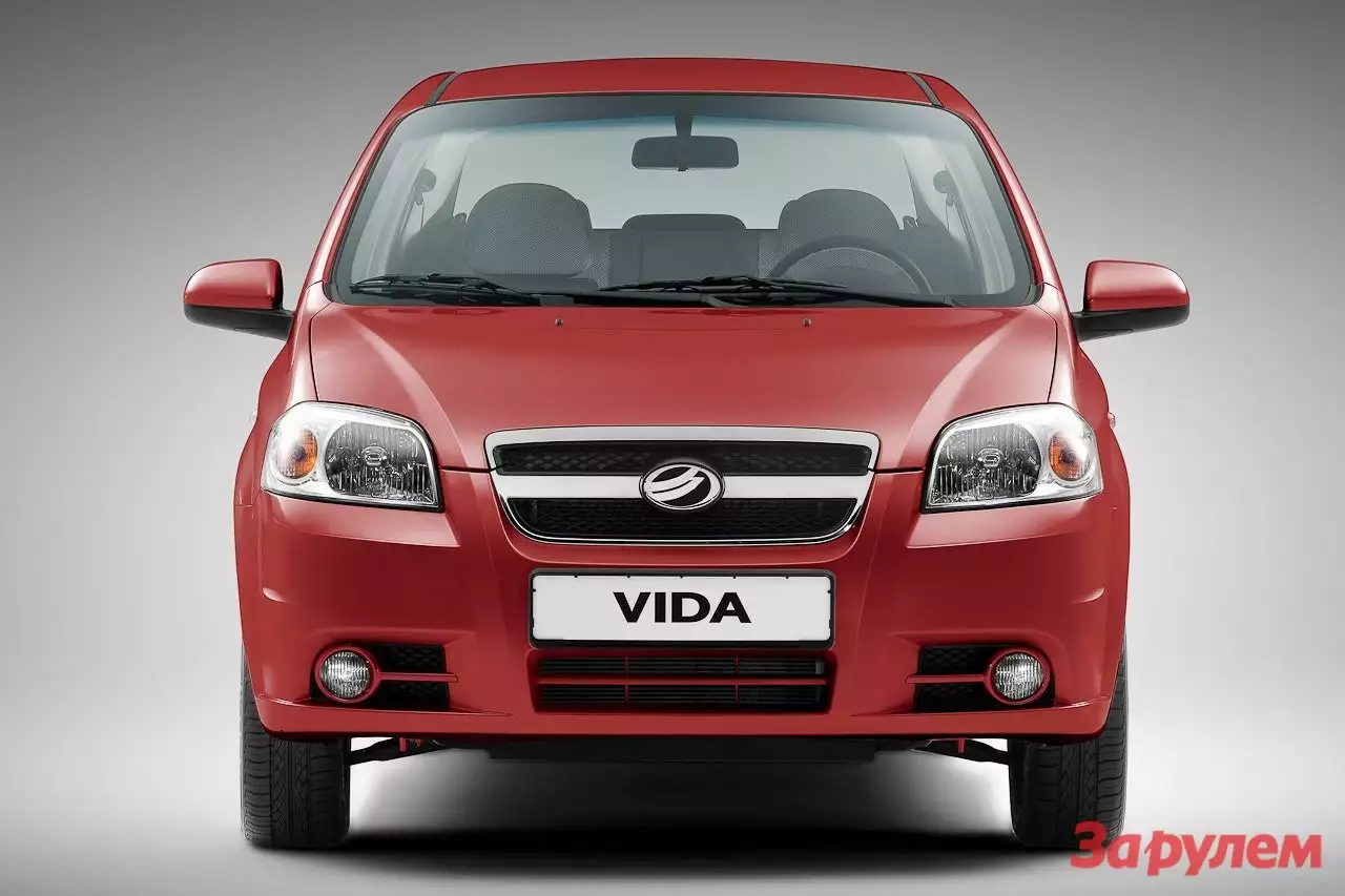 Своеобразие запорожского "лица": комбинация фар под одним стеклом, решетка радиатора, форма пройм под противотуманки.