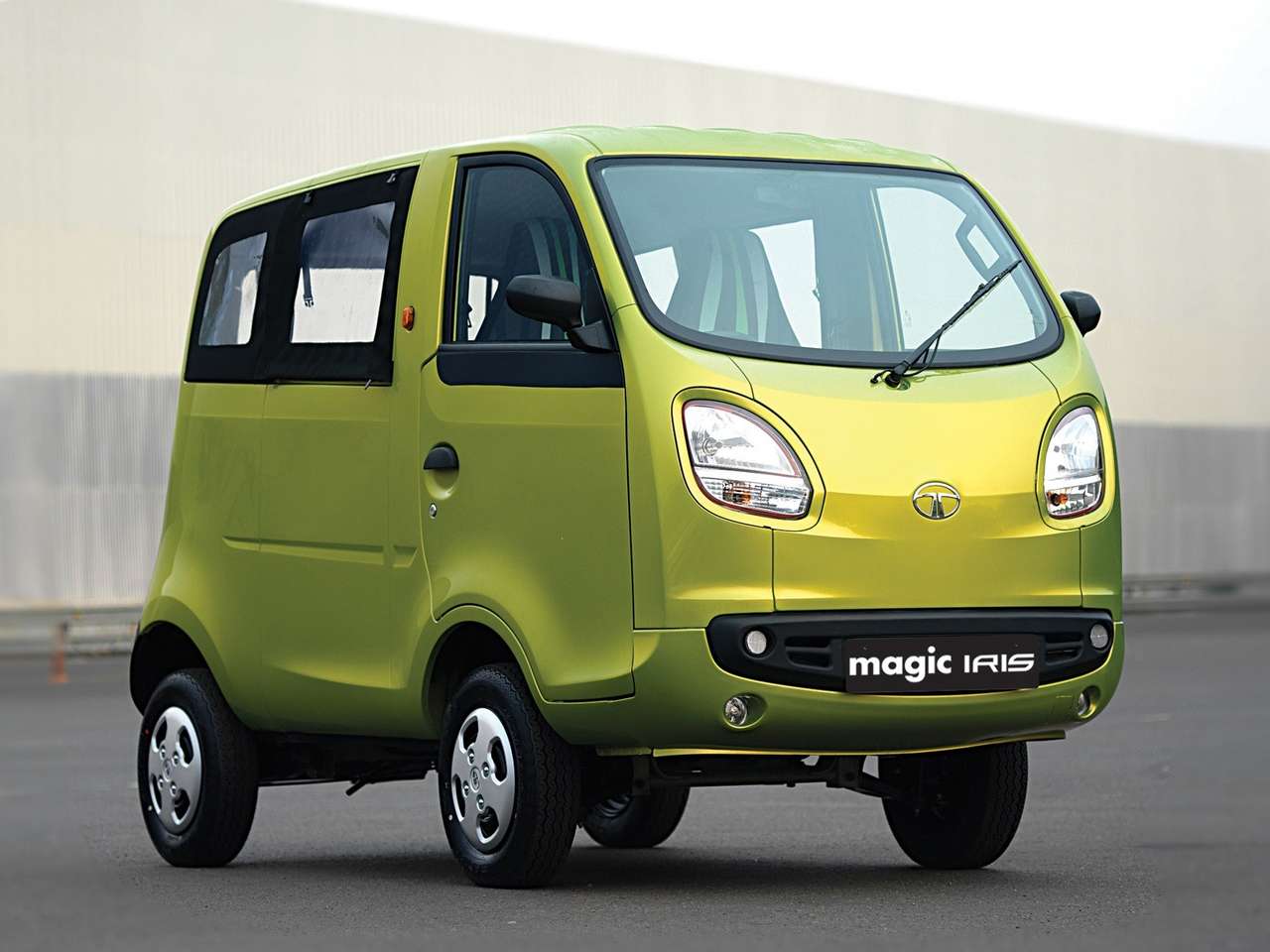 Ну разве не прелесть? Tata Magic Iris – название-то какое, мистическо-романтическое! Это же игрушка, а не автомобиль! Причем аналогии с детской машинкой вполне уместны: этот микровэн оснащен 11-сильным двигателем, расположенным сзади, и не ездит быстрее 55 км/ч. Впрочем, ехать на таком явно приятнее, чем на рикше.