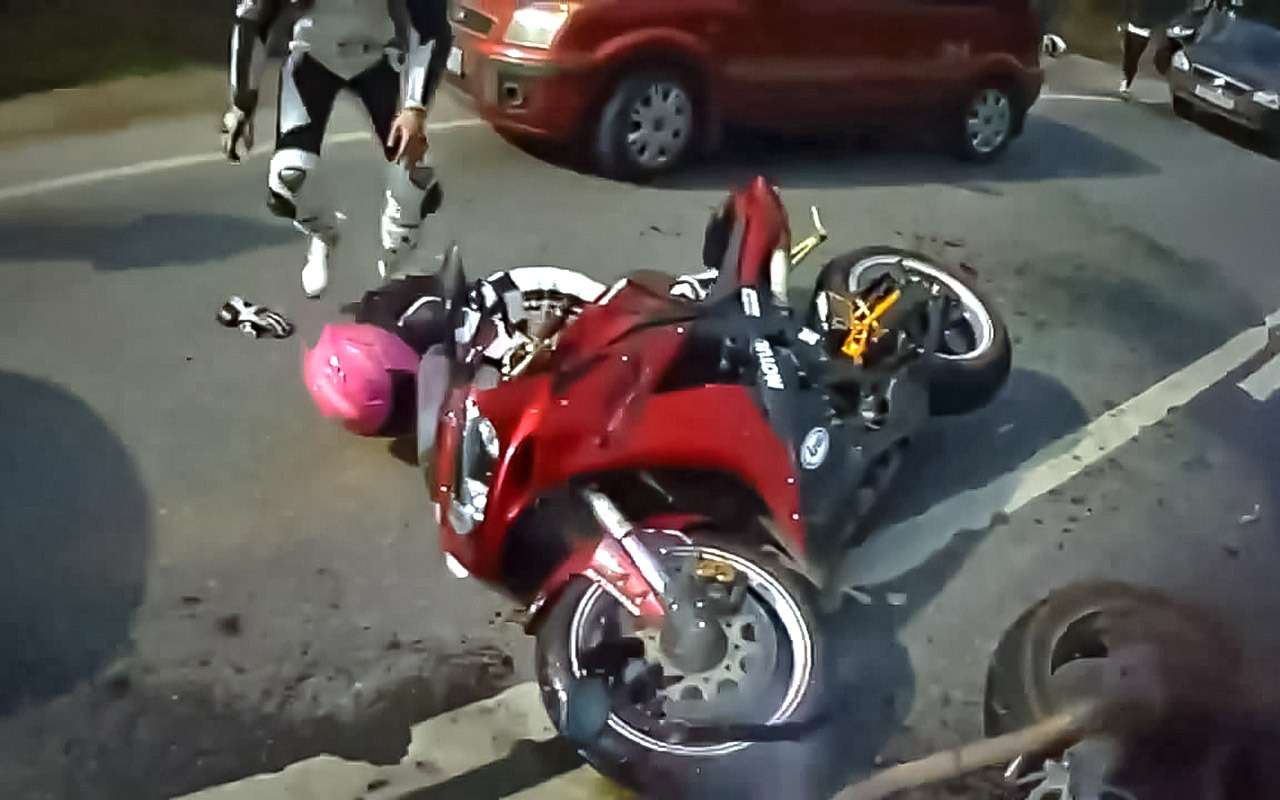 Сезон закрыли: самые запоминающиеся мотокурьезы и аварии