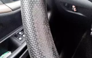 Пластиковая баранка начала шелушиться в нижней левой четверти, где контакт с рукой почти постоянный.