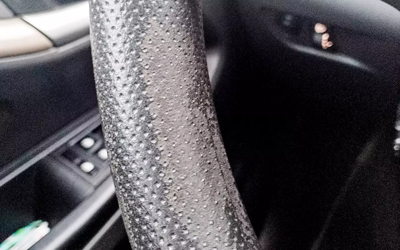 Пластиковая баранка начала шелушиться в нижней левой четверти, где контакт с рукой почти постоянный.