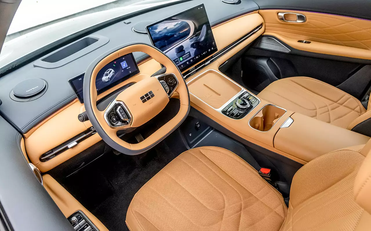 Интерьер выглядит современно, но в нем совершенно нет индивидуальности. Предлагается два цветовых набора: нежно-коричневый и более практичный ­темно-синий.