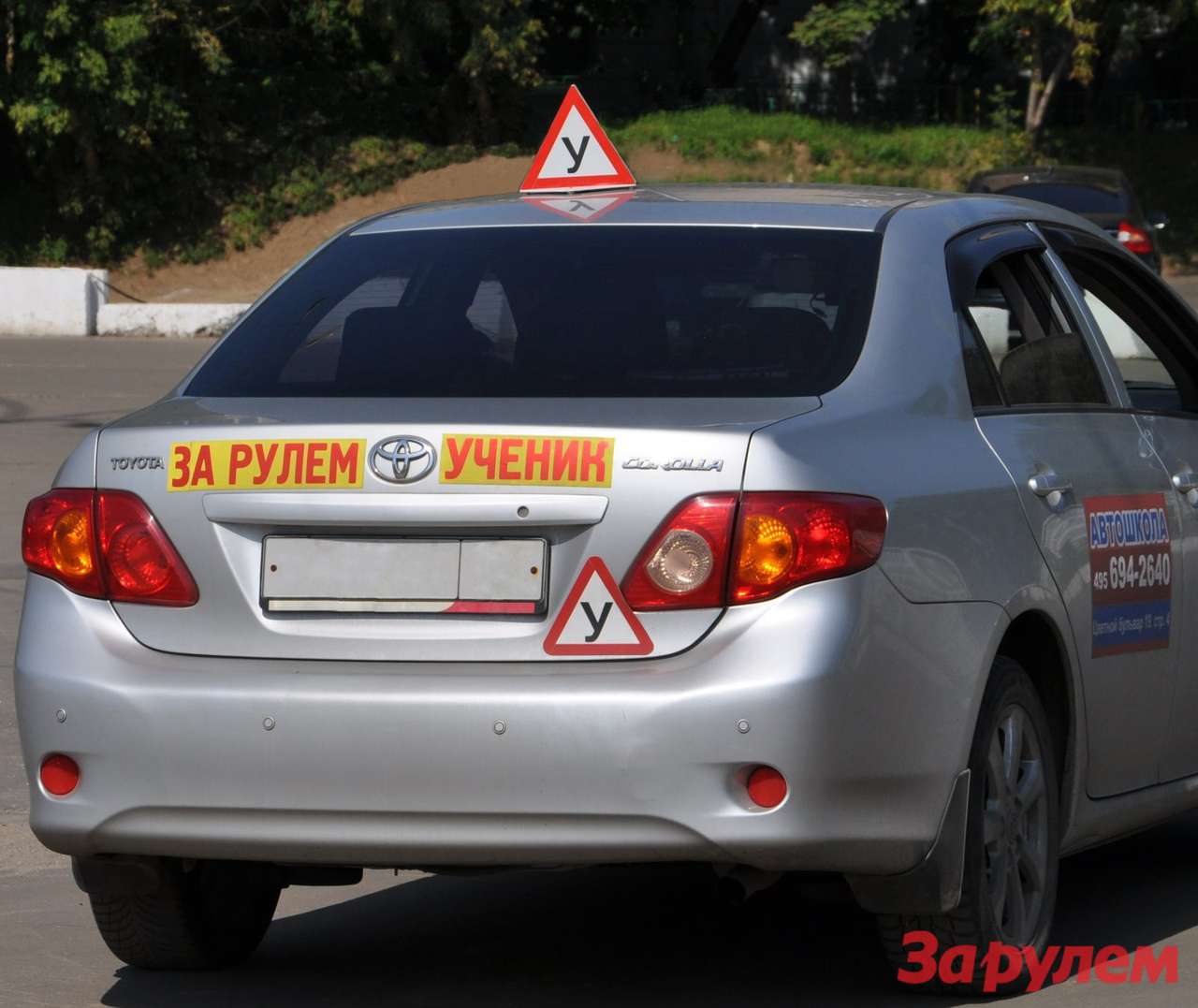 Забудьте слово «автолюбитель»: в новом году поголовно все курсанты автошкол будут выпускаться профессионалами. Так велит проект приказа Минобразования. Многие преподаватели автошкол, работающие на пространстве от Калининграда до Приморского края, отреагировали протестами, послали президенту страны коллективное письмо за двумястами подписями: многие нововведения — против смысла … Вчера в Общественной палате РФ обсудили новые автошкольные программы. Что не так?