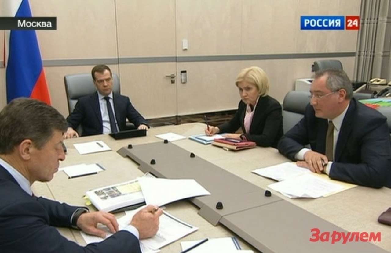 Рогозин назвал Медведеву причины гигантской пробки на М-10