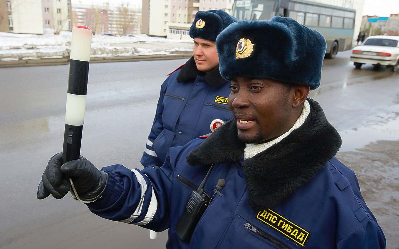 «Полосатая палочка»: сколько лет главному символу ГИБДД