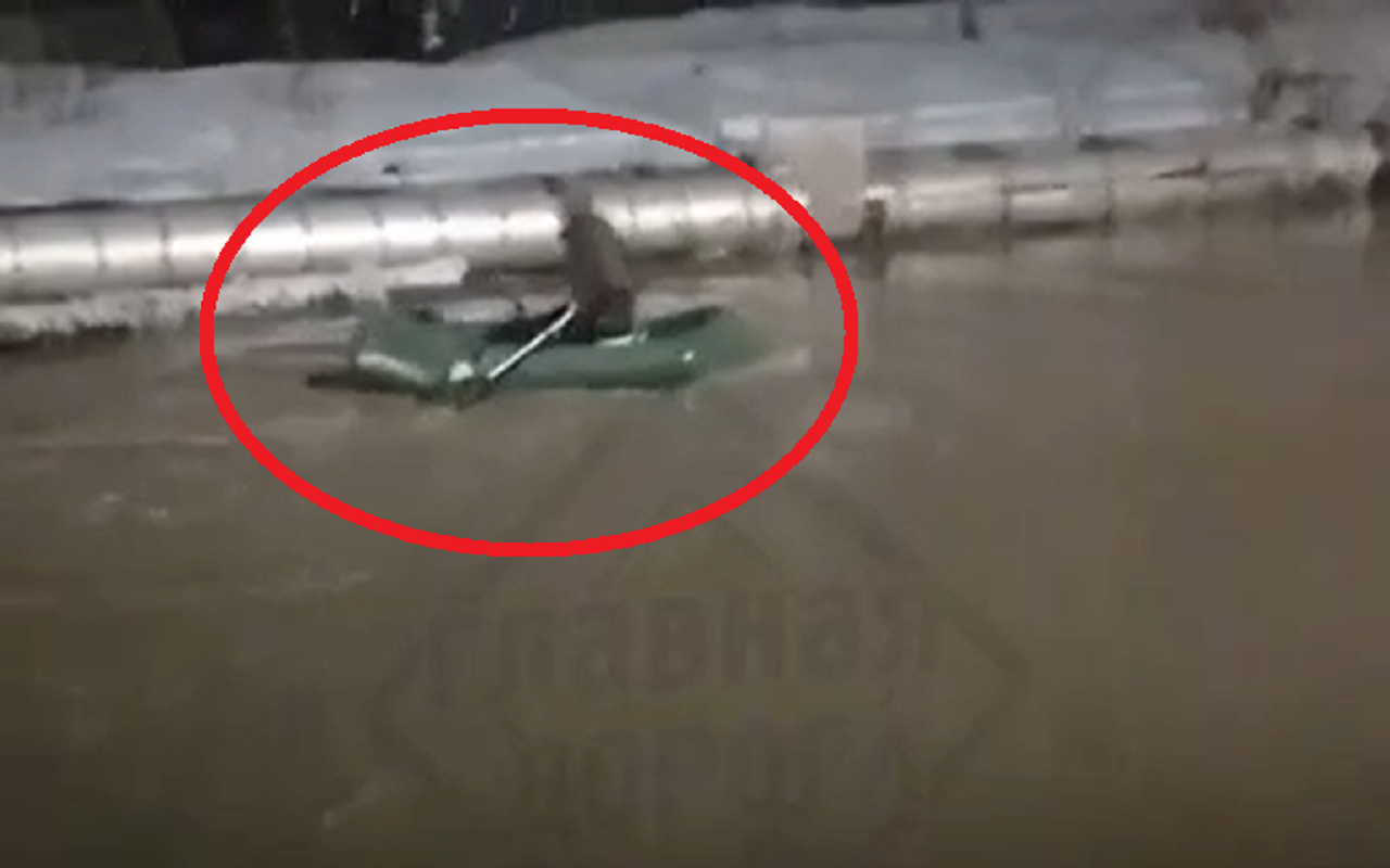 Пришла весна, улица превратилась в гребной канал (видео)