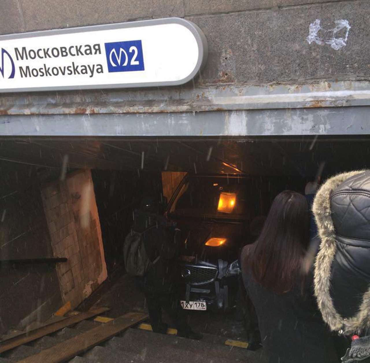 I drove into the. I drove into the. Обложка альбомов суисайд. Разница между in и into. Теория большого взрыва леонард табличка сарказм.