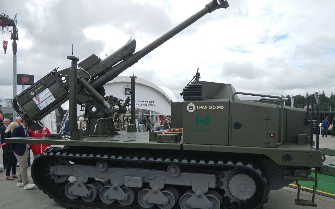 В задней части гаубицы самодвижущегося комплекса расположен автомат заряжания на четыре выстрела.