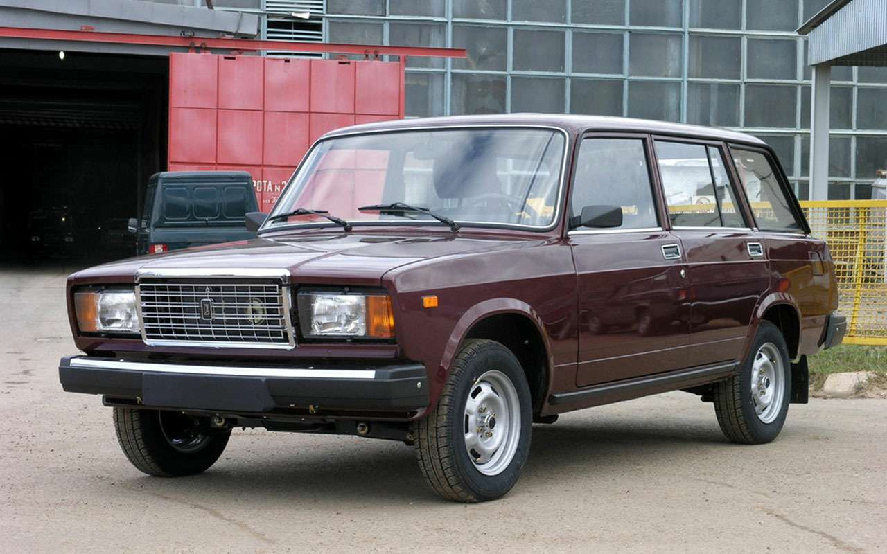 ВАЗ-2104 универсал. Производство это модели в Тольятти свернули в 2003-м. Но в продаже можно найти машину родом из конца нулевых ижевской сборки. Такие «четверки» нередко красили в металлик и они получали бампера (а иногда и решетку с капотом) от ВАЗ-2107.