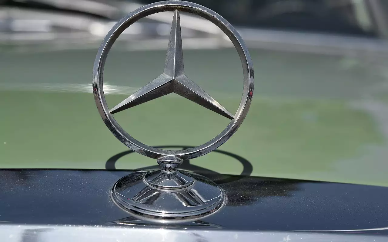 Вышел из машины, а она поехала: Mercedes отзывает более 300 тысяч авто