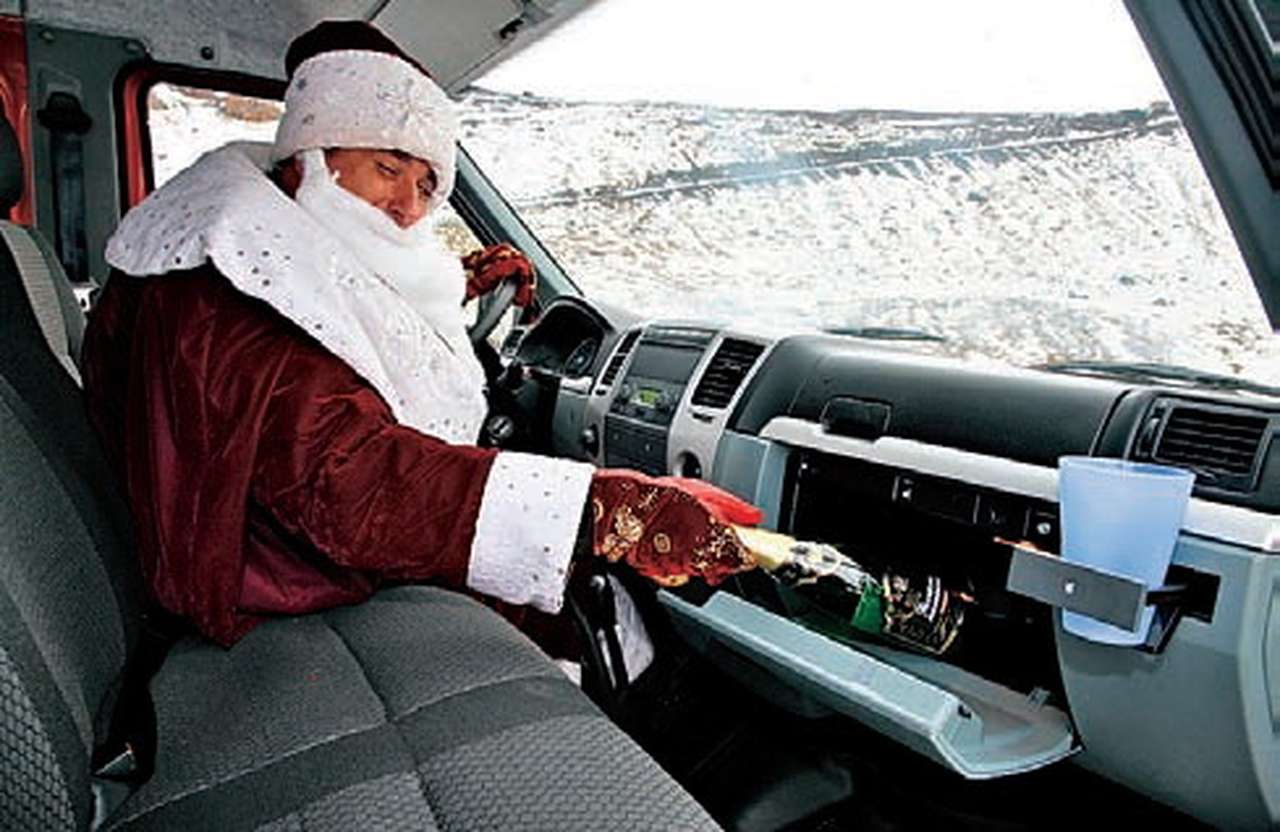 Опрос: Какой автомобиль выбрал бы Дед Мороз? 