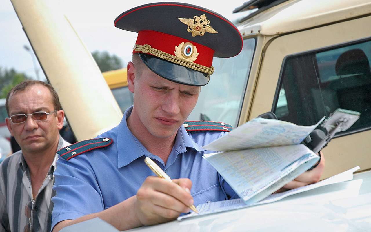 Хитрость водителей: протокол в руки не брать (юрист все объяснил)