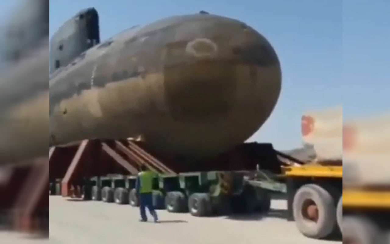 Как грузовики подводную лодку буксировали — видео