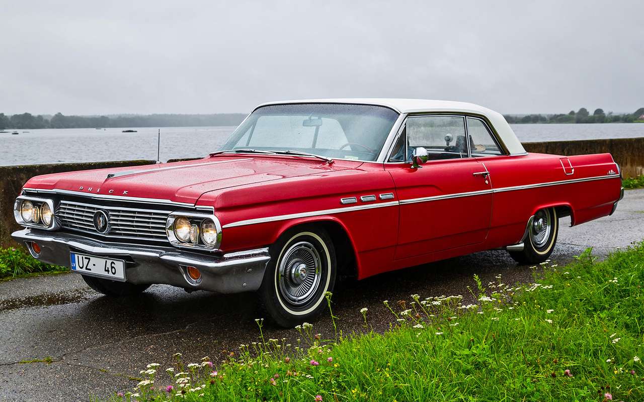 Buick LeSabre второго поколения выпускали с  1961 по 1964 год. Ежегодно дизайн автомобилей меняли, но начинка, по сути, оставалась прежней. Предлагали три двигателя V8 – рабочим объемом 4,9, 6,0 и 6,6 литра. Коробки передач – механические, трех- и четырехступенчатая, либо автоматические, двух- и трехступенчатая. В 1963 году сделали 171 183 автомобиля модели LeSabre с разными кузовами, из них двухдверных шестиместных седанов – всего 8328.