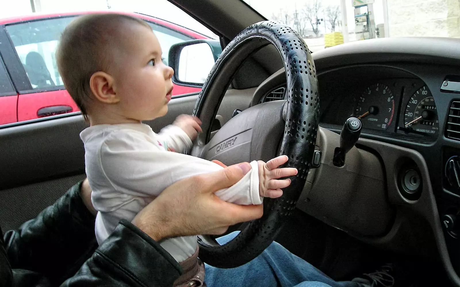 Включи дети и водители. Ребенок за рулем. Руль машины. Ребёнок за рулём машины. Автомобиль для детей.
