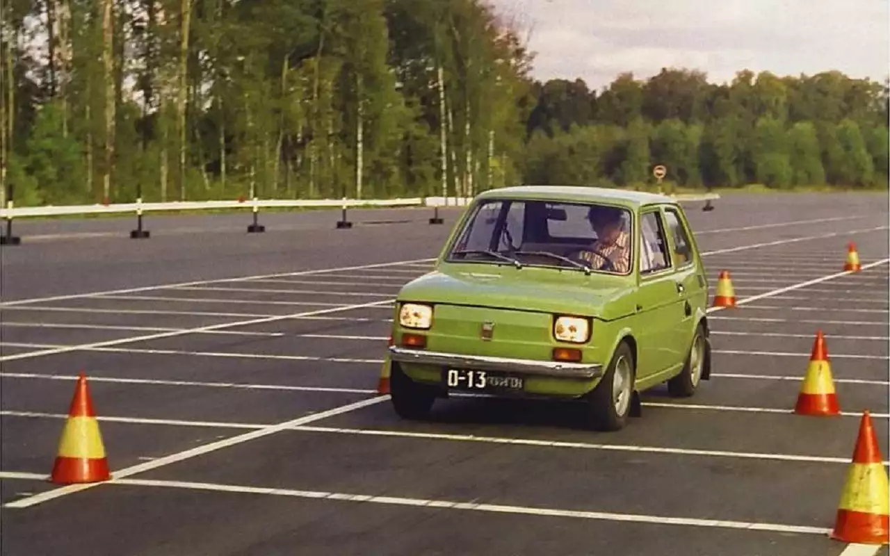 Polski FIAT 126P на испытаниях на полигоне НАМИ.