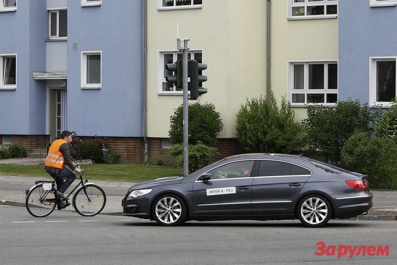 Volkswagen представил систему помощи на перекрестках