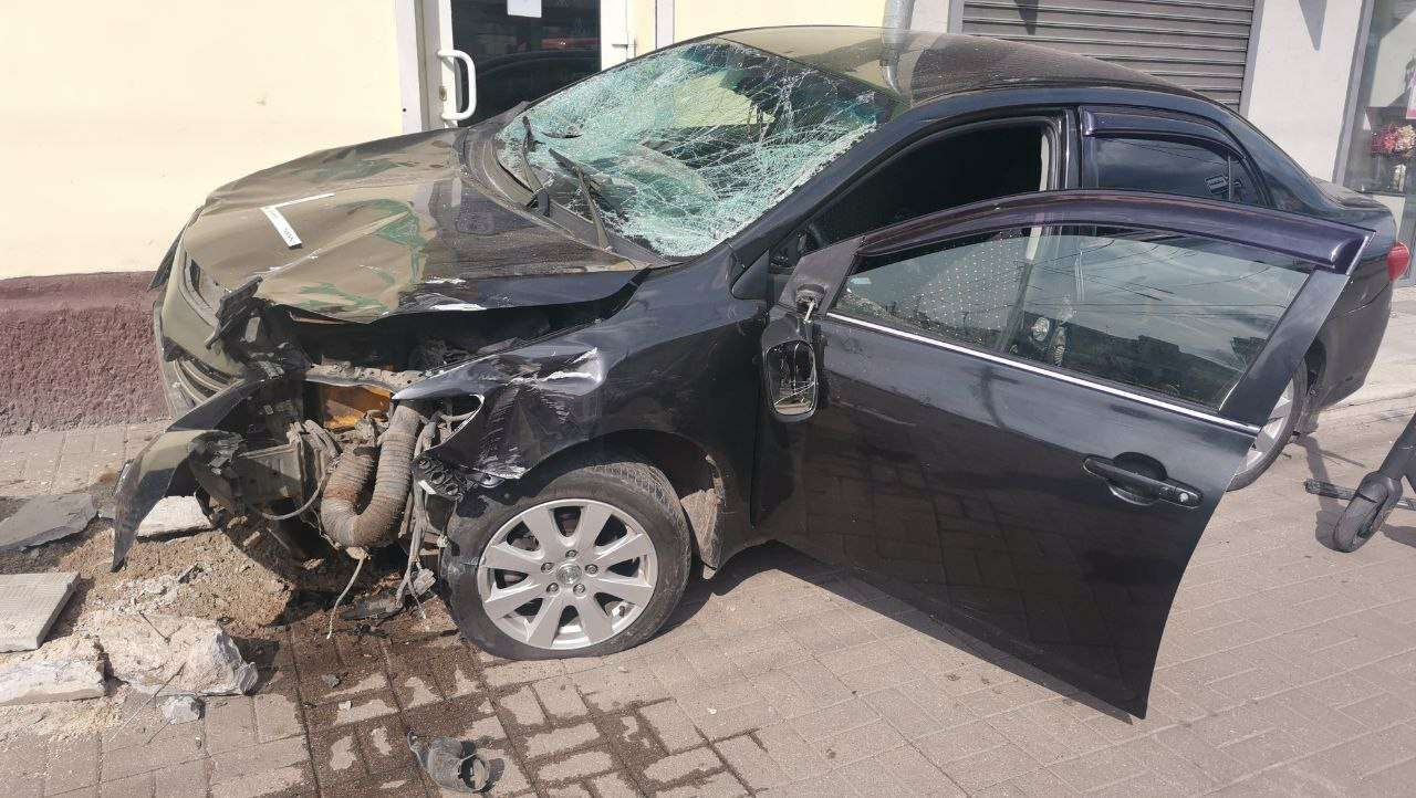 Наехавший на тротуар водитель в Калуге оказался злостным нарушителем