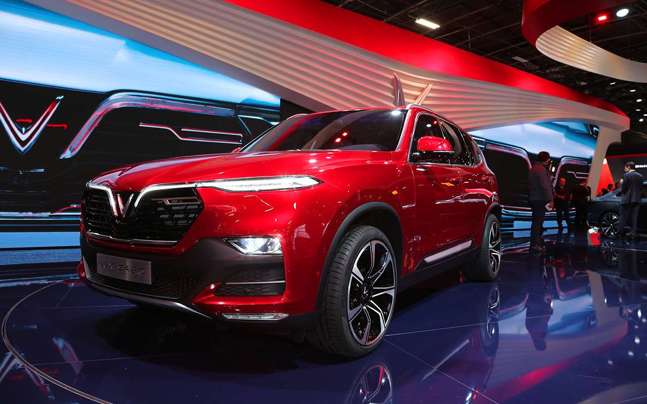 Амбициозная молодая компания из Вьетнама выбрала автосалон в Париже для мировой премьеры двух своих моделей: седана Lux A2.0 и кроссовера LUX SA2.0 (на фото). С рыночным позиционированием новой марки все ясно уже из названия: VinFast метит в премиум-сегмент. Машины пока в стадии концептов, но, по сути, перед нами предсерийные экземпляры двух первых моделей компании.