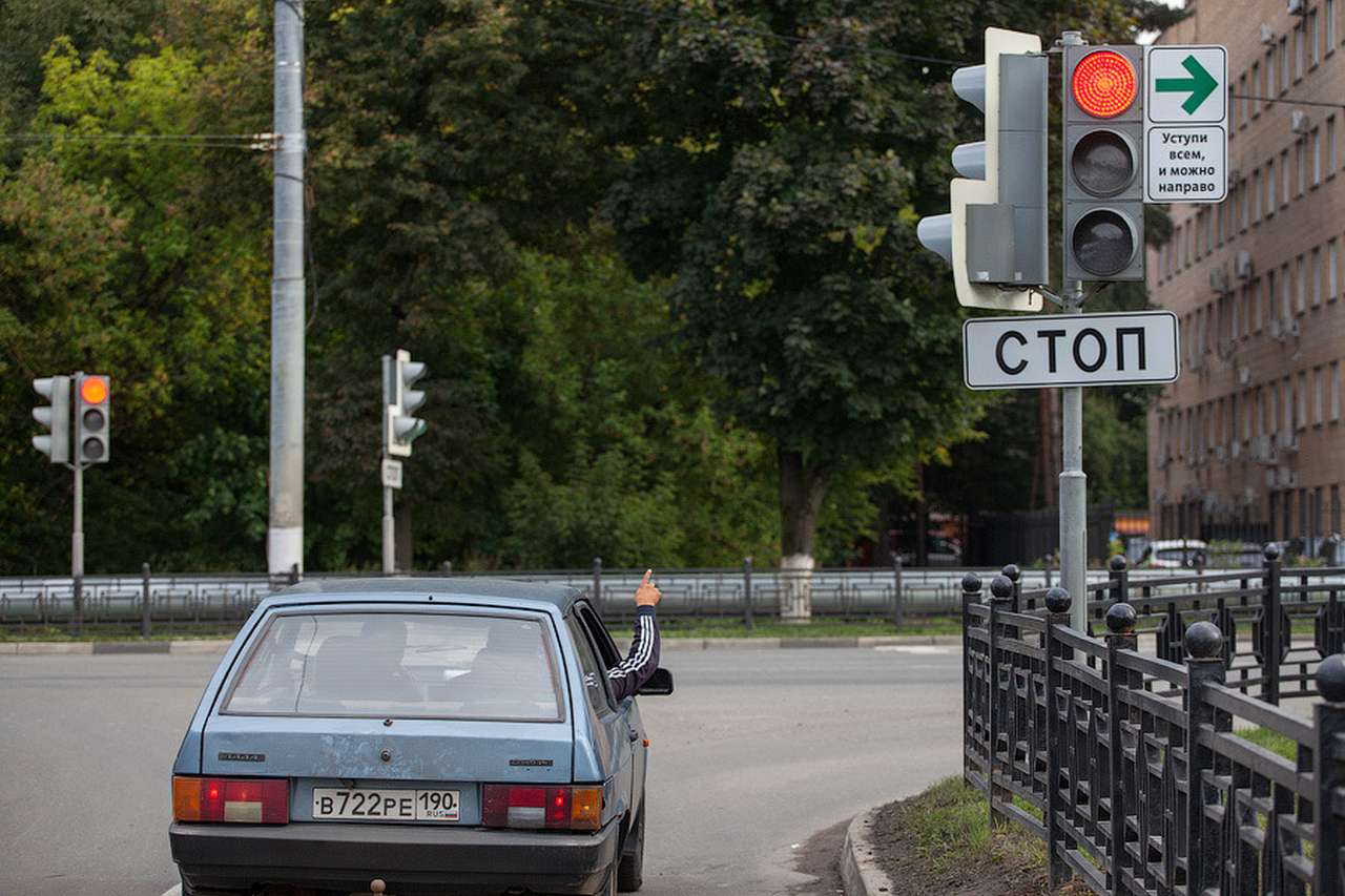 Столичный Дептранс и ЦОДД не могут договориться насчет поворота на красный