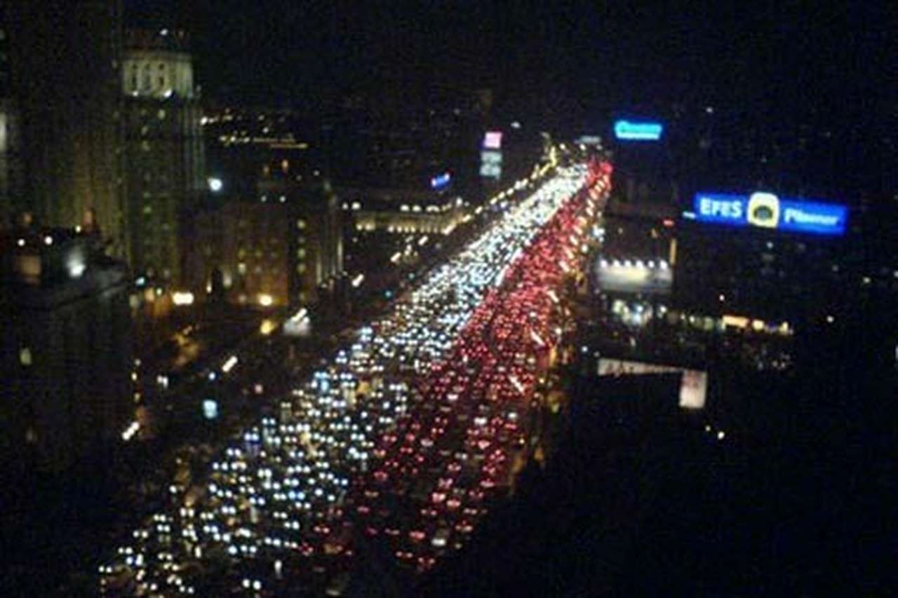 Первый снег вызвал в Москве многокилометровые пробки и «серийные» ДТП