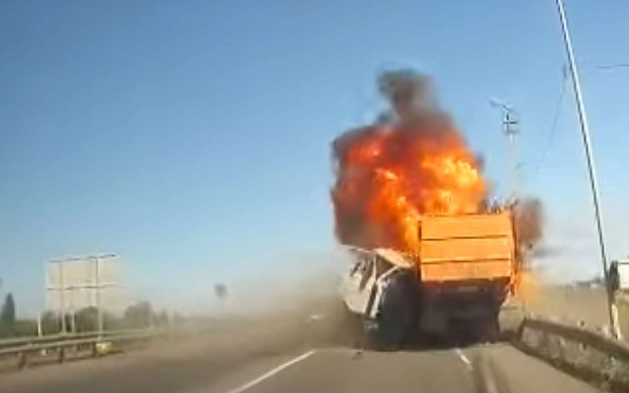 Видео дня: машина горит на АЗС, у сотрудника минимум времени