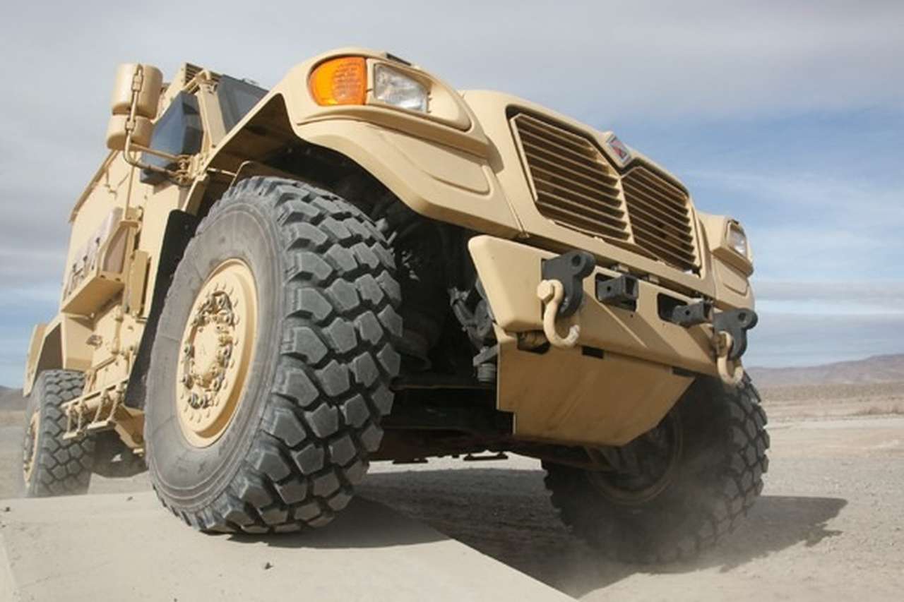 Конная полиция пересаживается на броневики Navistar