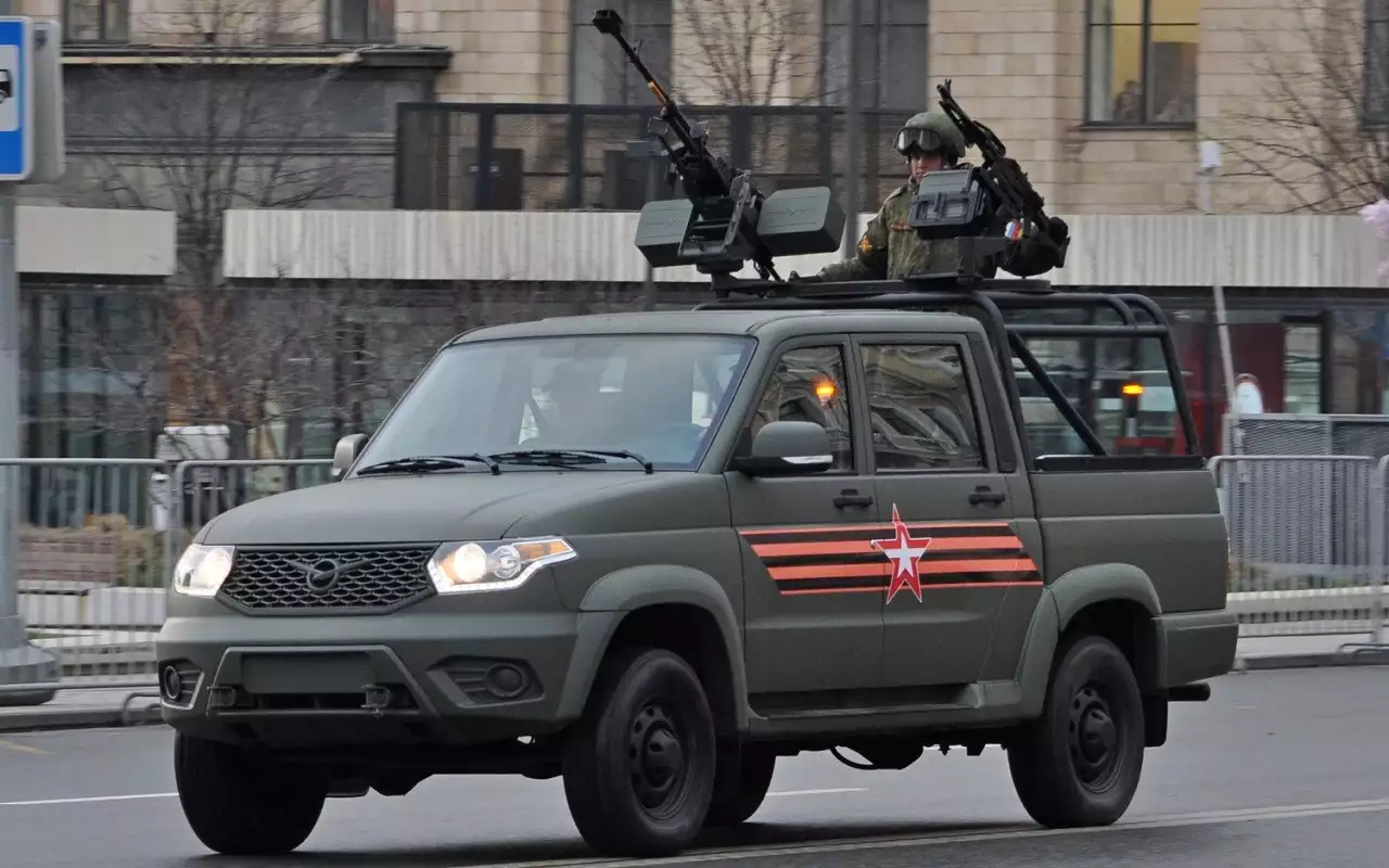 На Параде Победы зрителям представили Есаул 39461 без бронирования, но вооруженный сразу двумя «стволами». Это пулеметы Печенег (7,62 мм) и крупнокалиберный Корд (12,7 мм).