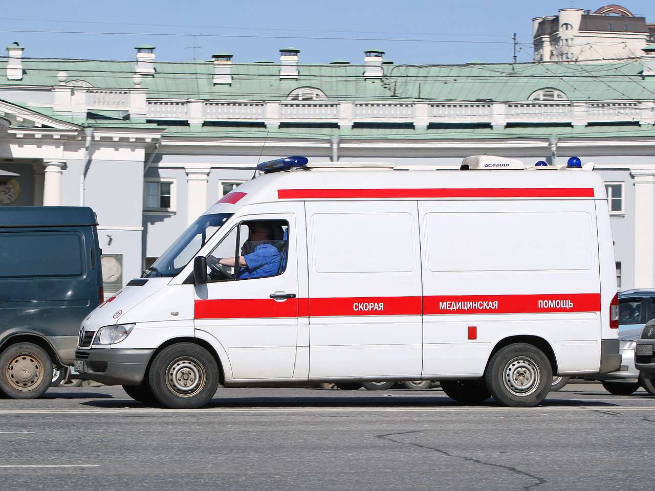 Женщина потеряла ногу из-за наезда пьяного полицейского на остановку