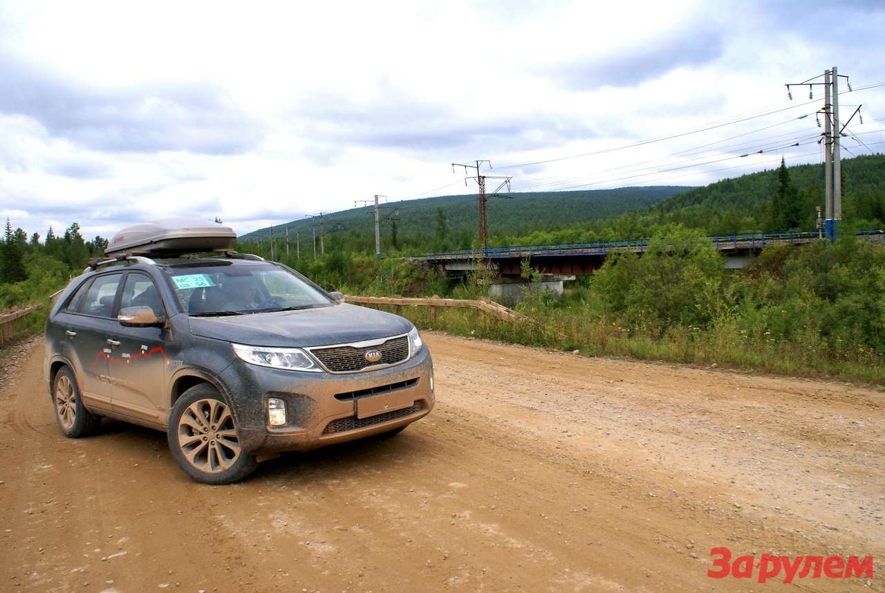 Обновленный Kia Sorento на проложенной вдоль БАМа грунтовой дороге между Магистральным и Звездным