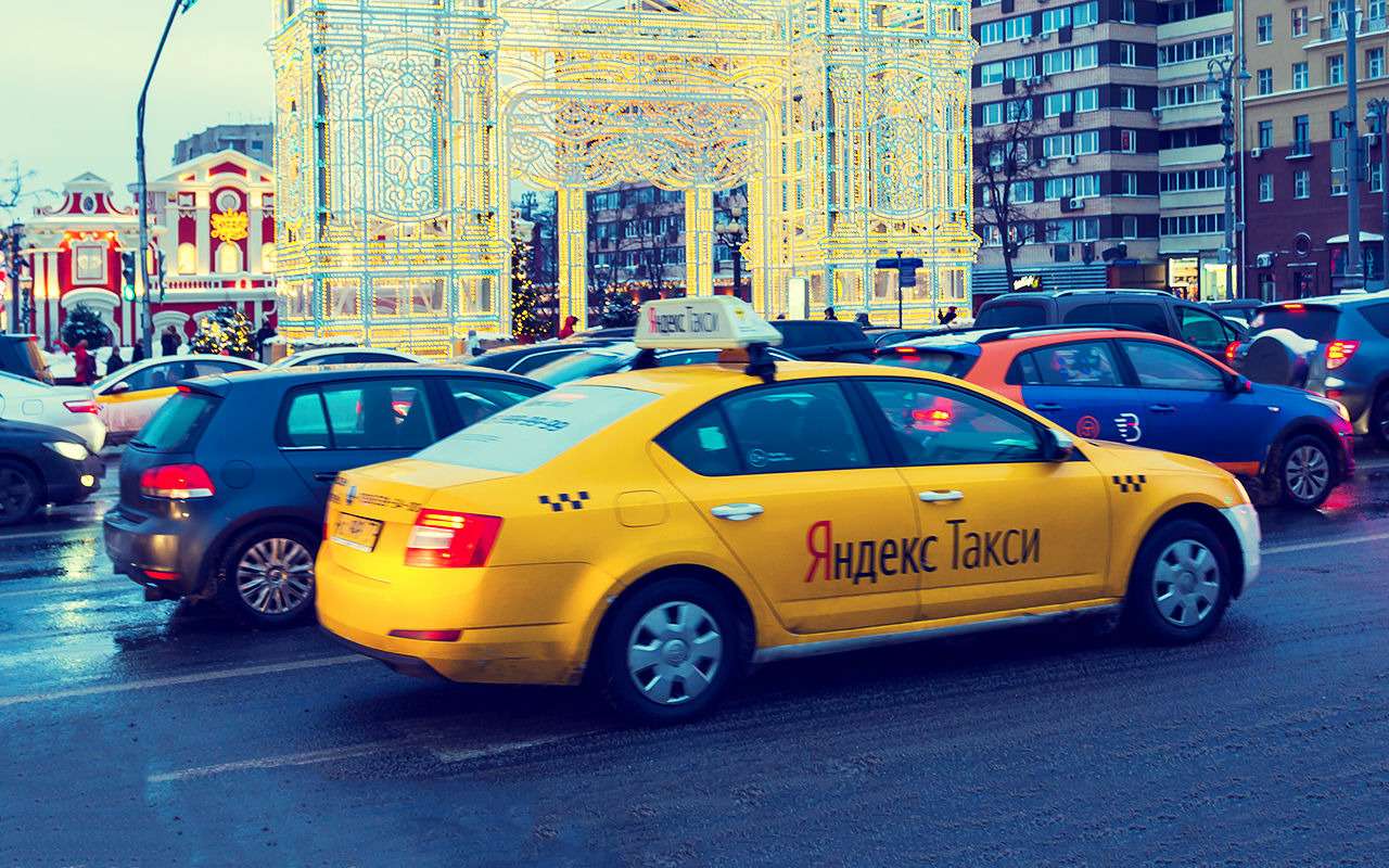 Любое такси – это масса ограничений. Попытку перевезти грязное и громоздкое таксист пресечет сразу либо потребует доплаты. Перевозка ребенка — это общественное детское кресло, не факт, что подходящее, удобное и безопасное. Да и ждать машину с креслом придется дольше: даже бустеры есть не у всех таксистов.