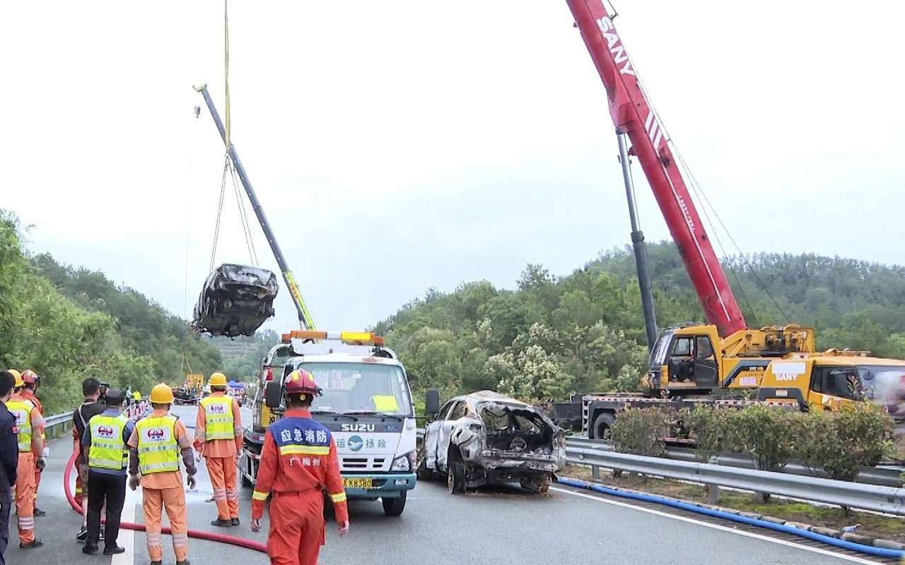 36 погибших, 23 автомобиля под завалами: в Китае обрушился участок трассы