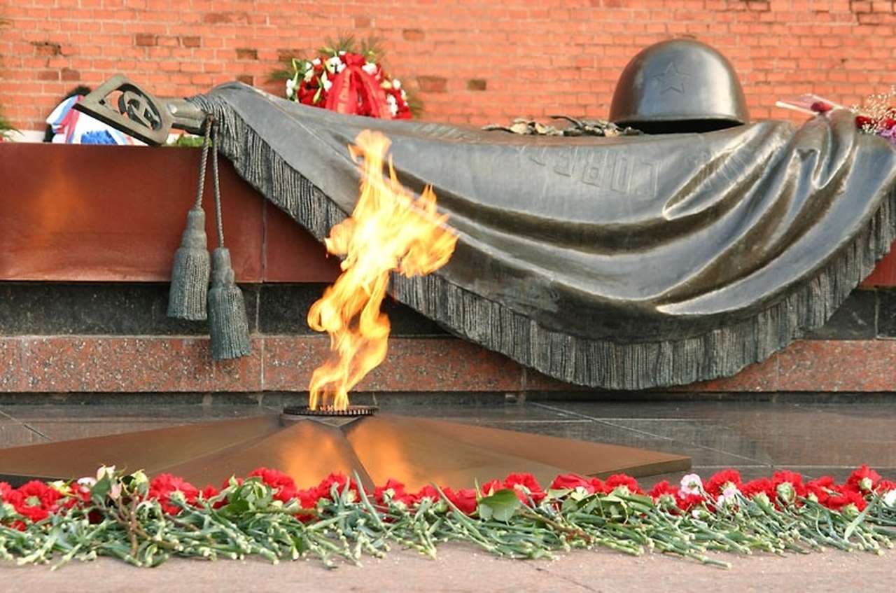 Студент МГИМО развернулся на машине возле Вечного огня