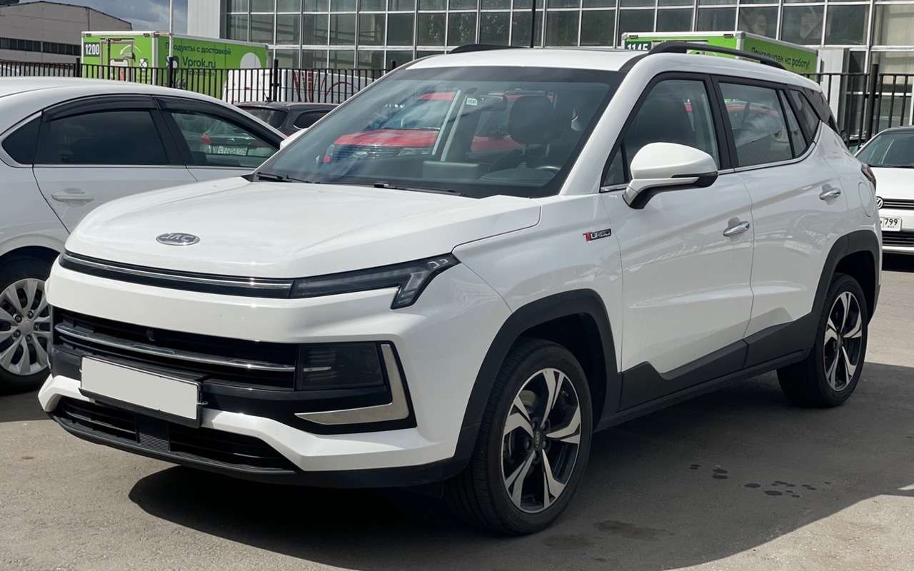 Новый кроссовер JAC заметили у дилера в России