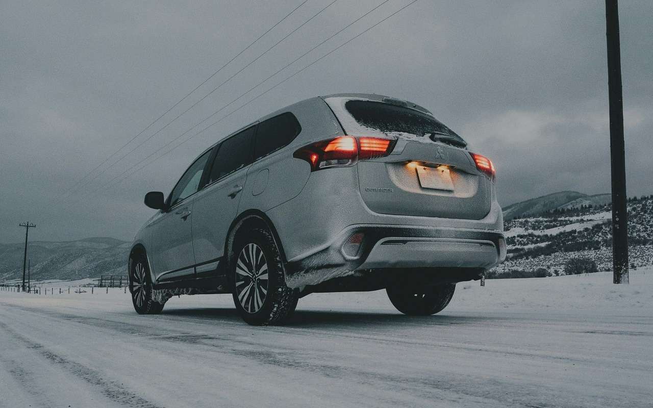 Что делать, если машину занесло на трассе во время гололеда — советы эксперта